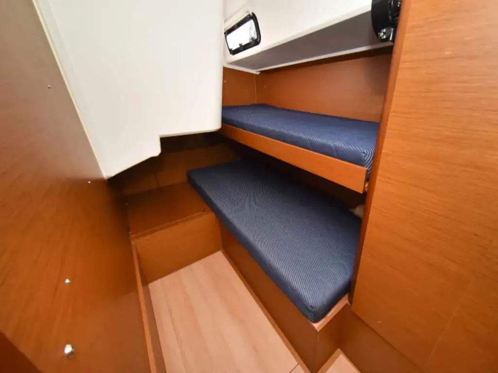 NEW HORIZONS II, a Jeanneau Sun Loft 47 sailboat at La Favière, France