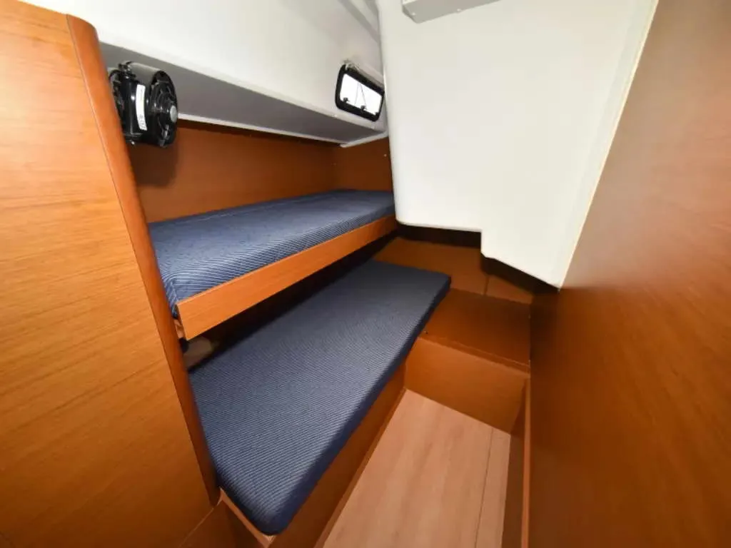 NEW HORIZONS II, a Jeanneau Sun Loft 47 sailboat at La Favière, France
