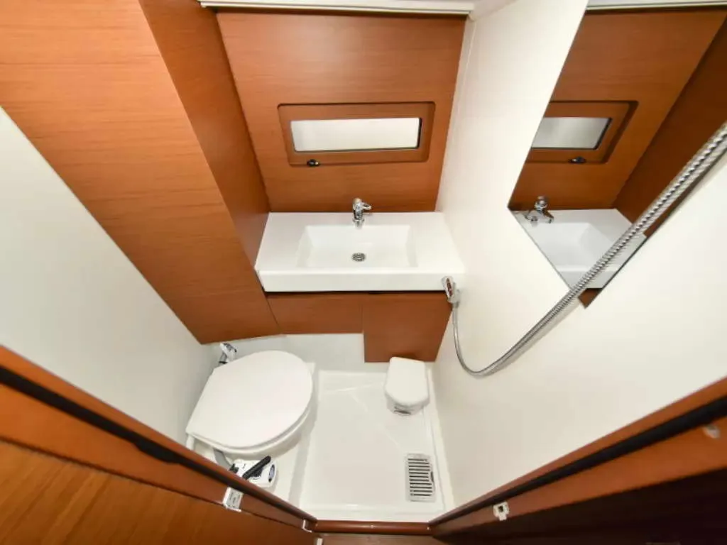 NEW HORIZONS II, a Jeanneau Sun Loft 47 sailboat at La Favière, France