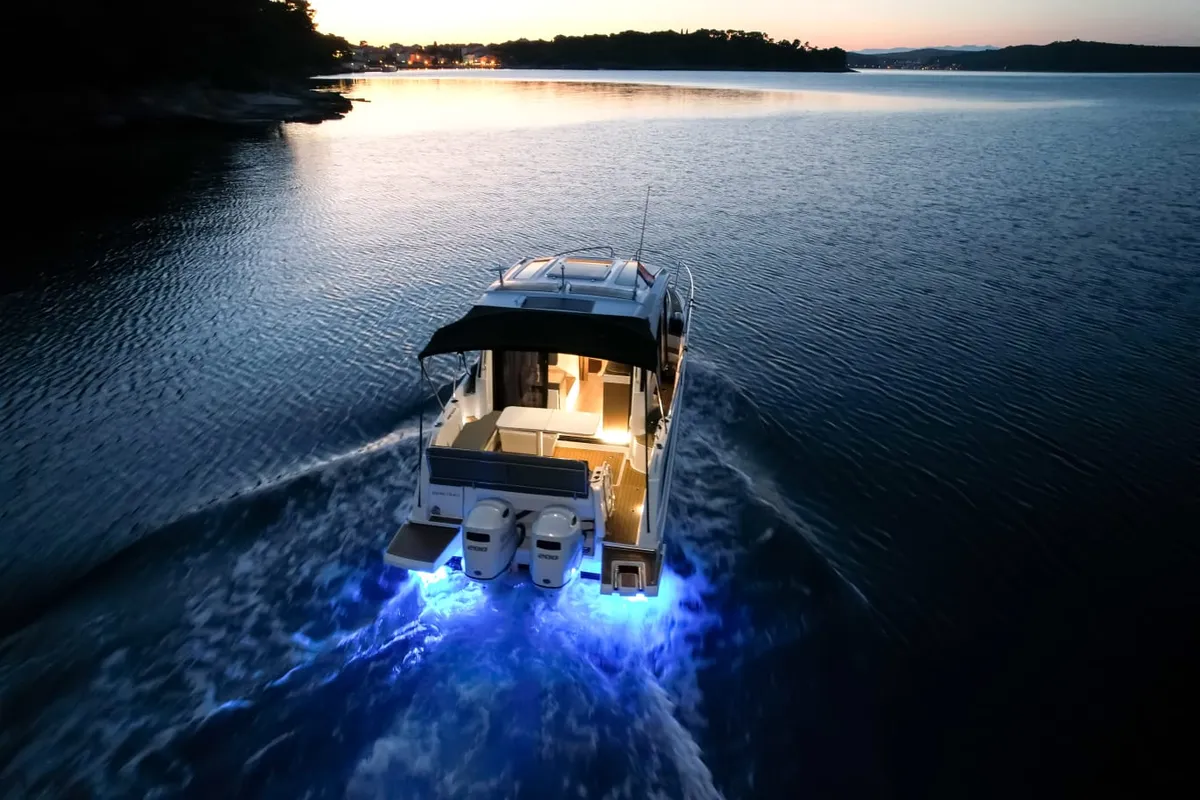 M&N, a Beneteau Antares 9 motorboat at Općina Sukošan, Croatia