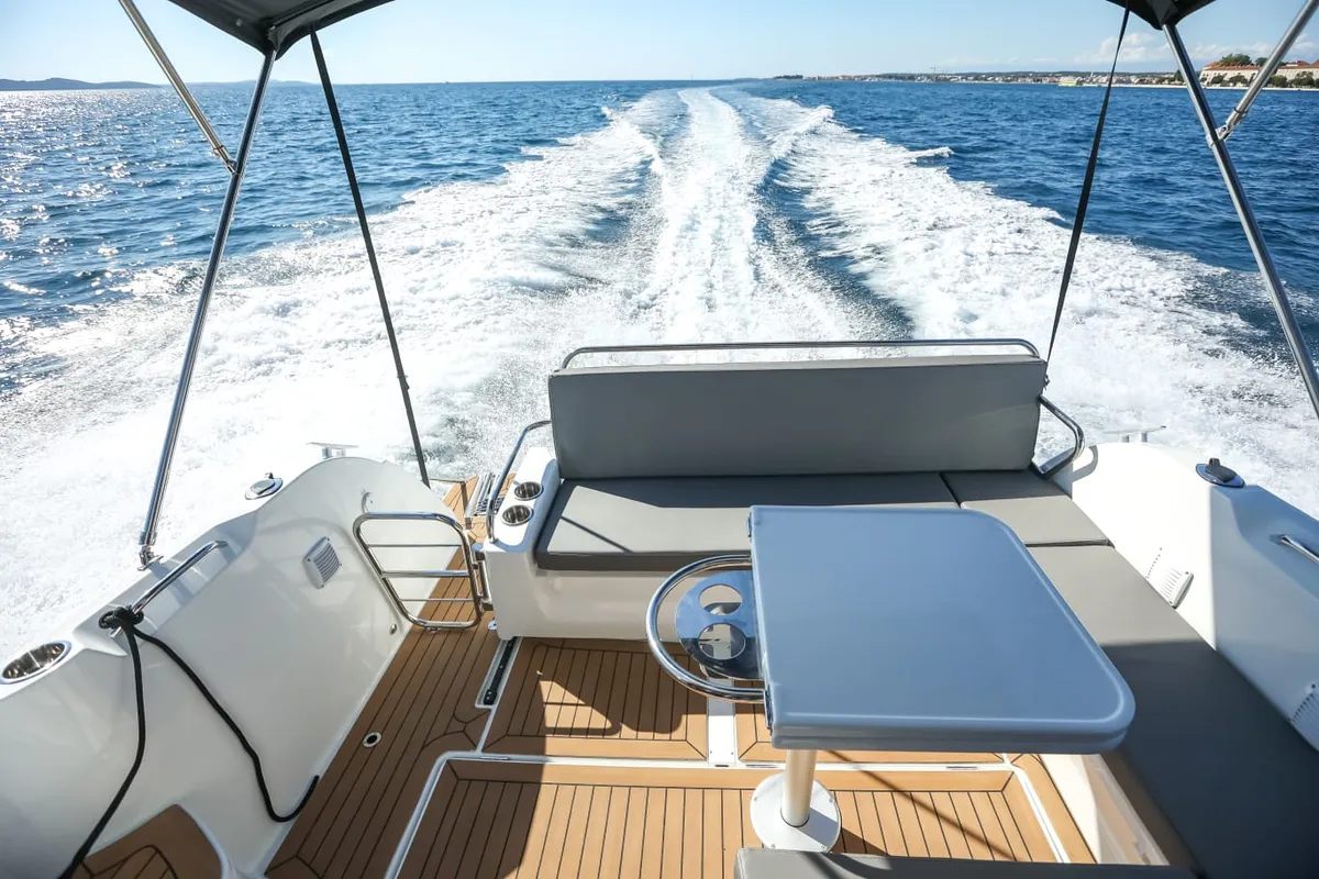 M&N, a Beneteau Antares 9 motorboat at Općina Sukošan, Croatia
