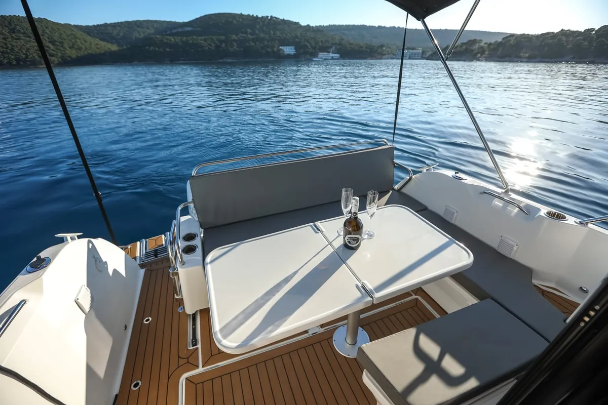 M&N, a Beneteau Antares 9 motorboat at Općina Sukošan, Croatia