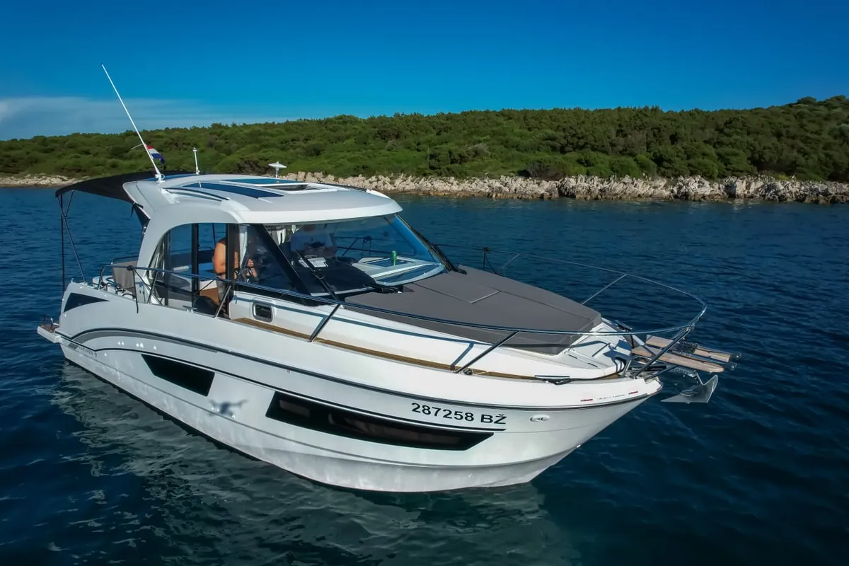 M&N, a Beneteau Antares 9 motorboat at Općina Sukošan, Croatia