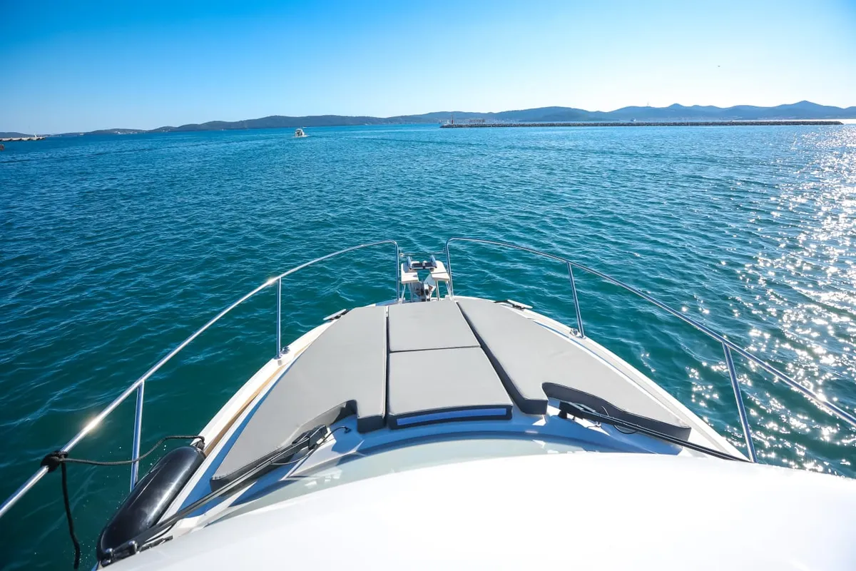 M&N, a Beneteau Antares 9 motorboat at Općina Sukošan, Croatia