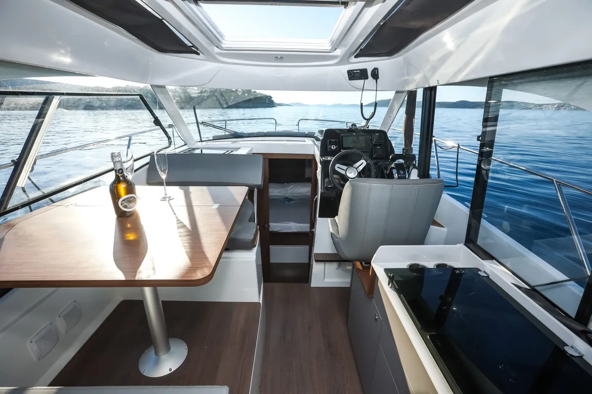 M&N, a Beneteau Antares 9 motorboat at Općina Sukošan, Croatia