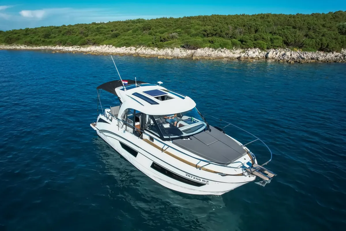 M&N, a Beneteau Antares 9 motorboat at Općina Sukošan, Croatia