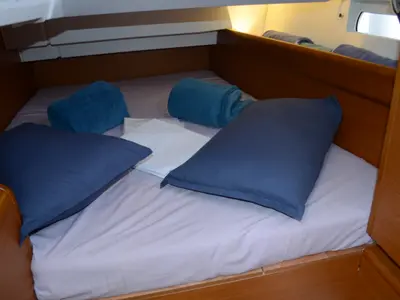 Cabin on Luka Ploče, a Jeanneau Sun Odyssey 419 sailboat at Grad Ploče, Croatia