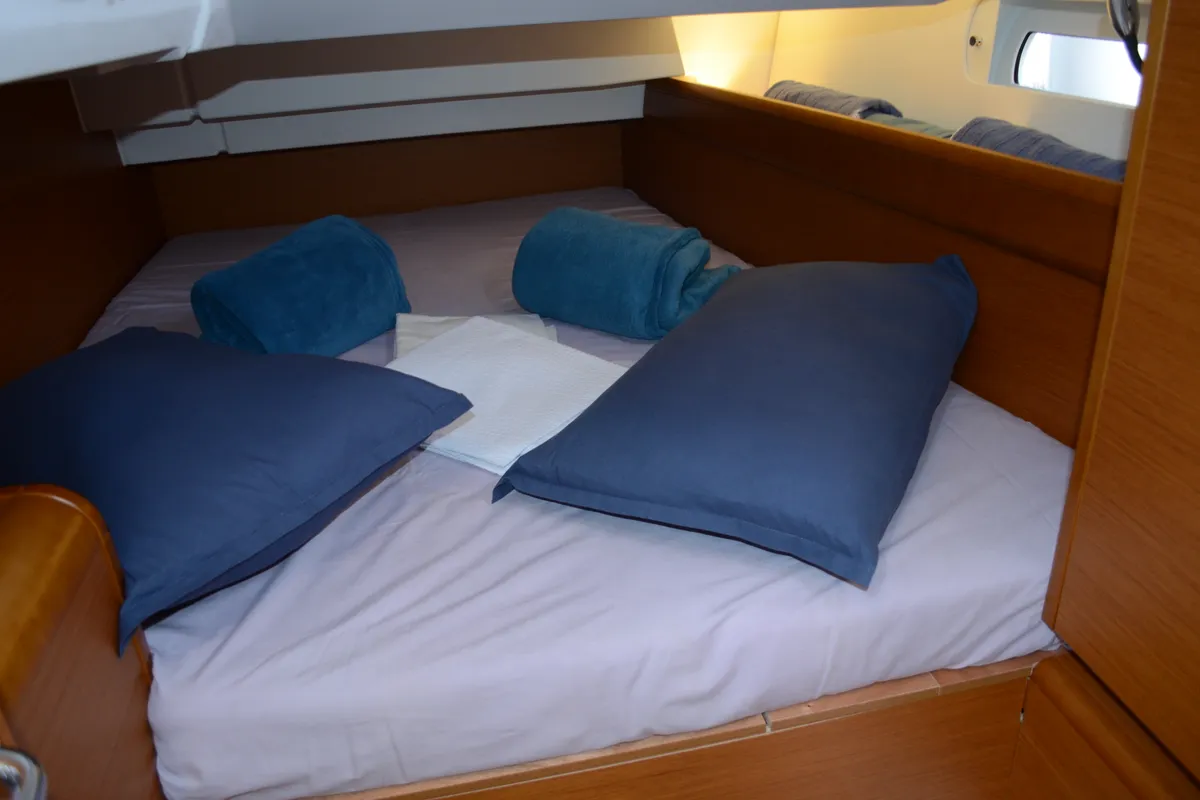Cabin on Luka Ploče, a Jeanneau Sun Odyssey 419 sailboat at Grad Ploče, Croatia