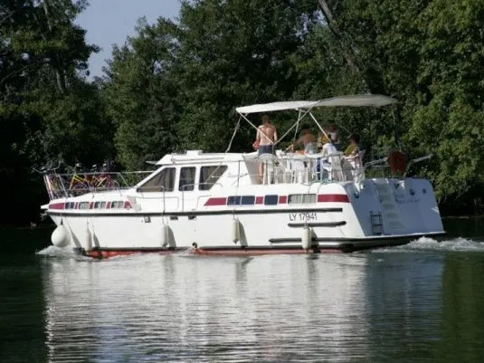 2516, a Tarpon 42 motorboat at Savoyeux, France