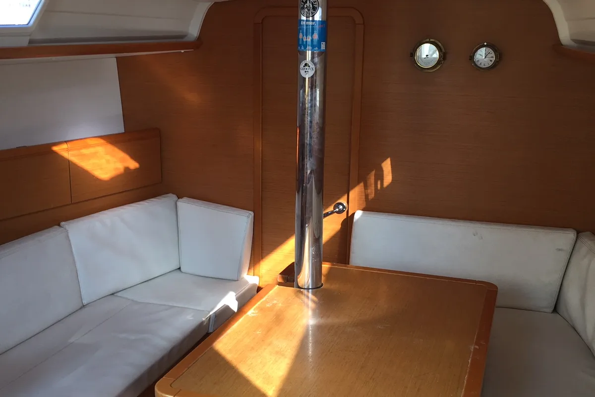 Salon of Topaze, a Jeanneau Sun Odyssey 379 sailboat at Toulon, France