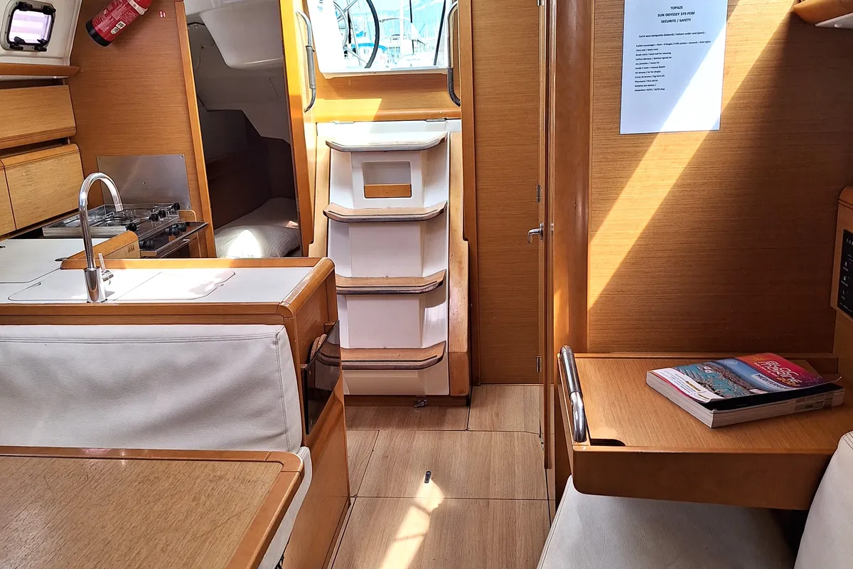 Salon of Topaze, a Jeanneau Sun Odyssey 379 sailboat at Toulon, France