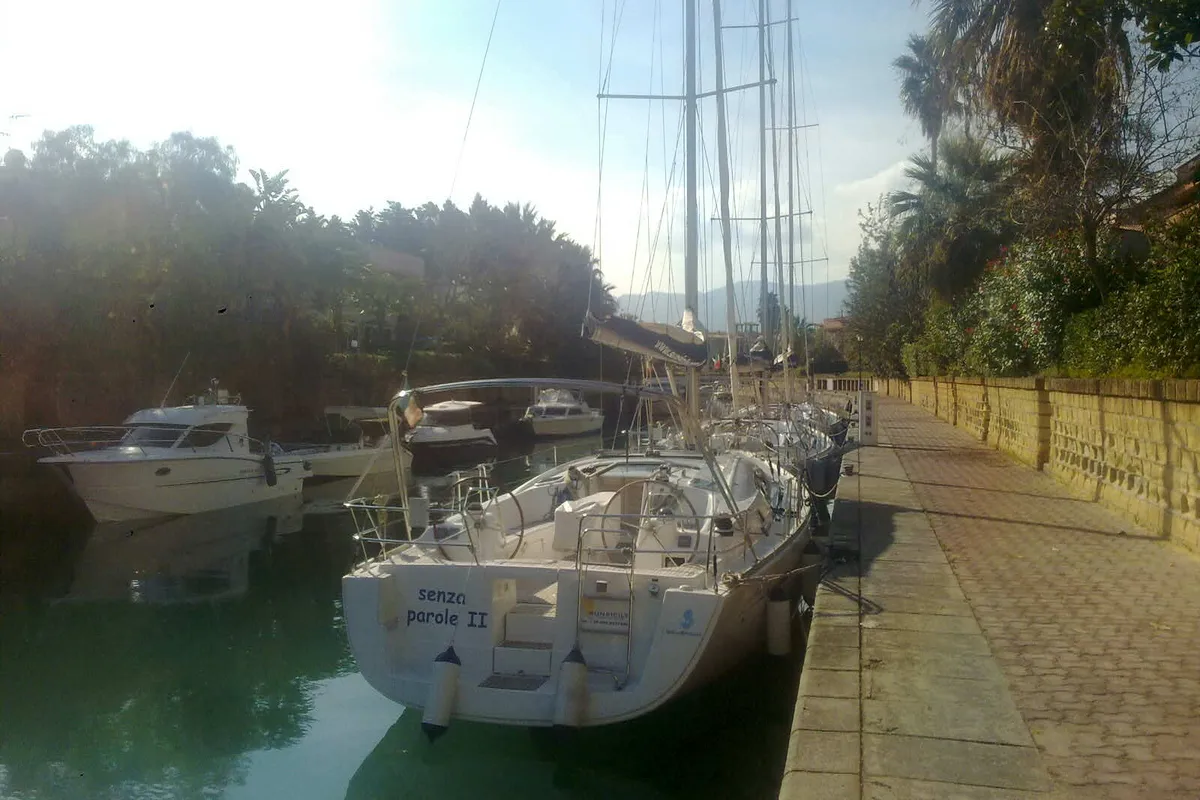 Senza Parole II, a Beneteau Oceanis 40 sailboat at Tonnarella, Italy