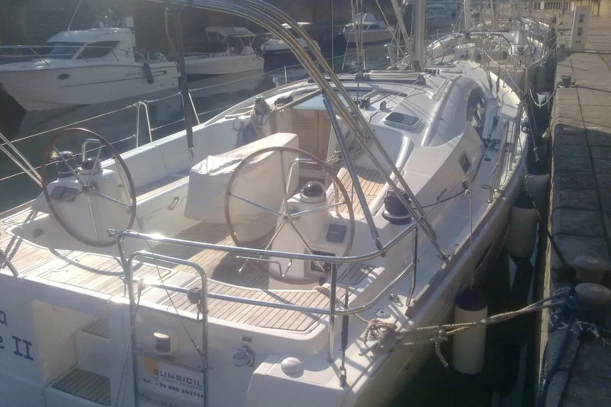 Senza Parole II, a Beneteau Oceanis 40 sailboat at Tonnarella, Italy