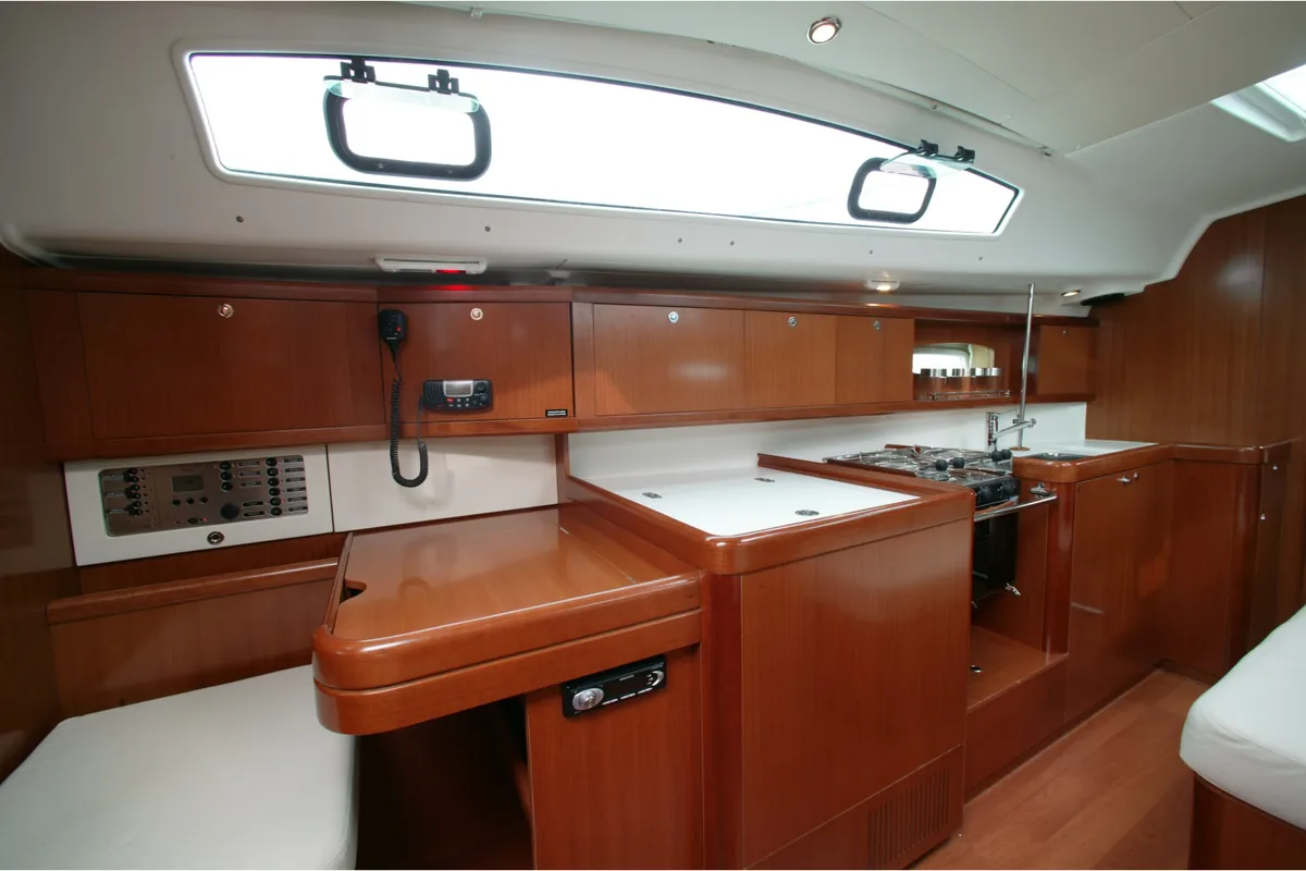 Senza Parole II, a Beneteau Oceanis 40 sailboat at Tonnarella, Italy