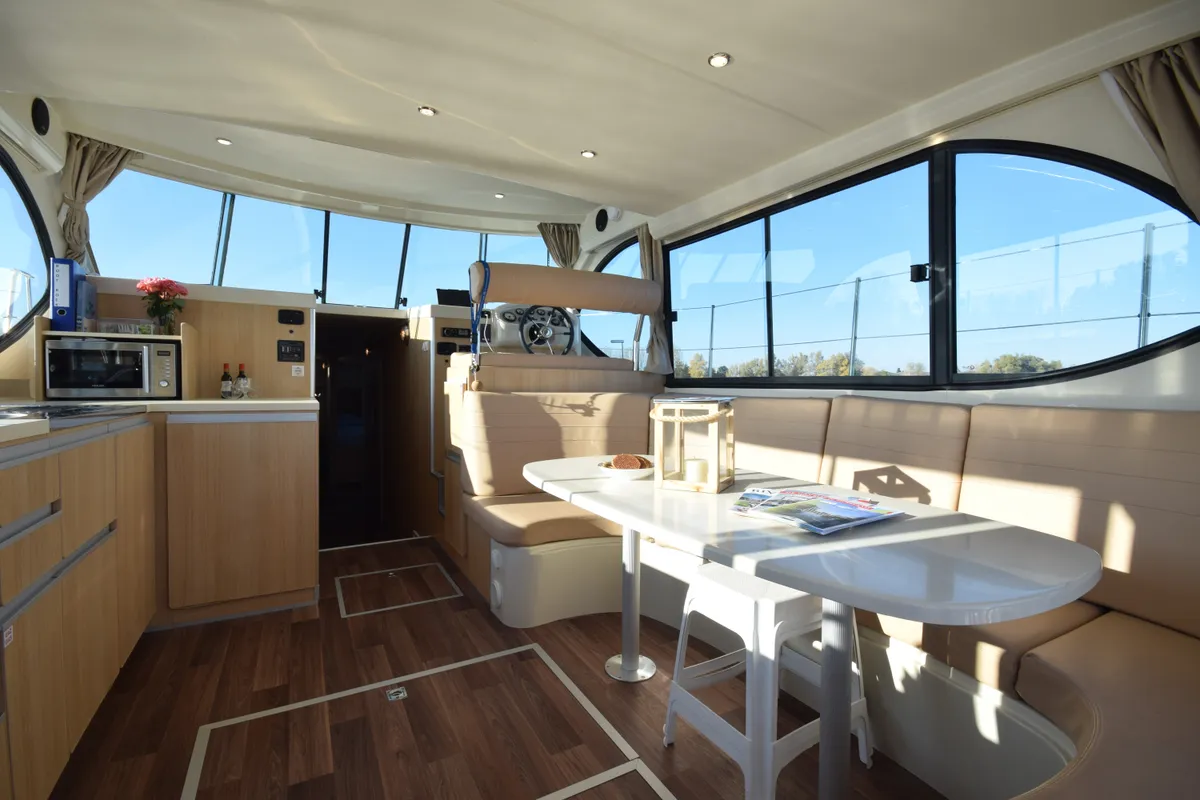 Cruiser Premium+ 8/10 Pers., a Nicols Octo Fly C motorboat at Glénac