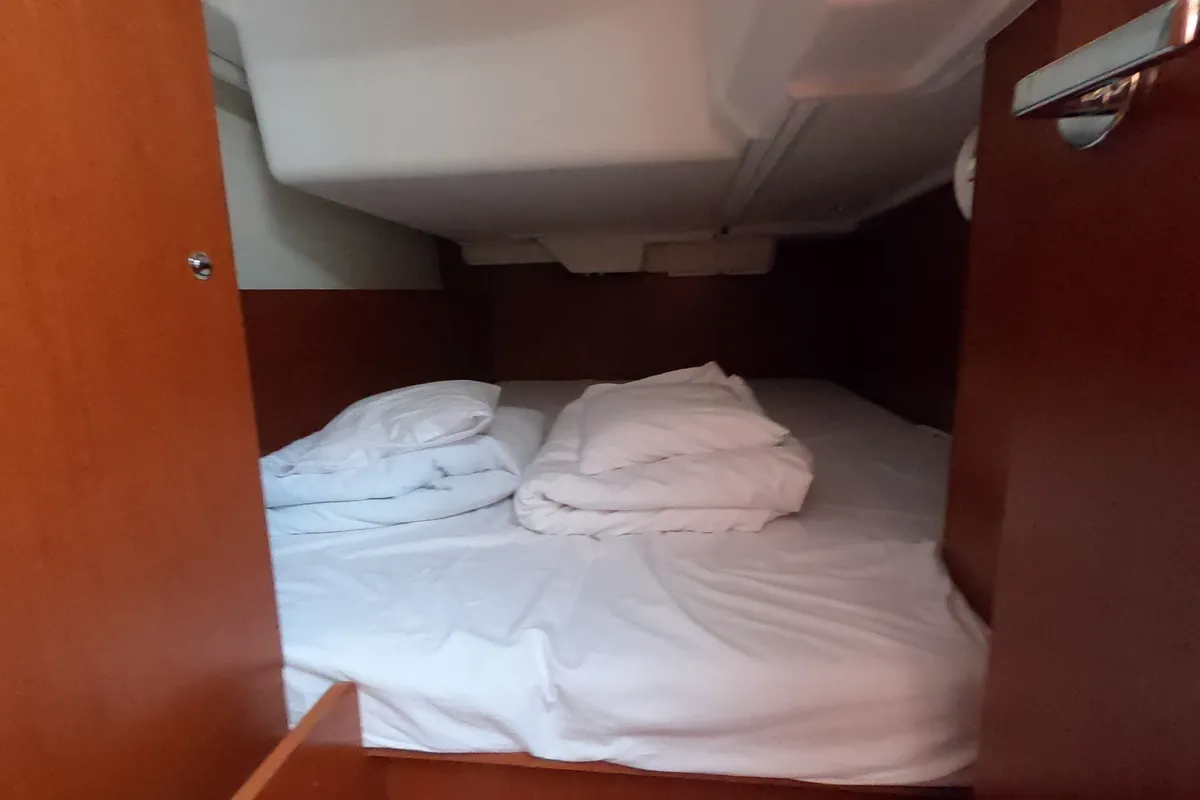 Cabin on Abeona, a Beneteau Oceanis 35.1 sailboat at Medulin, Croatia