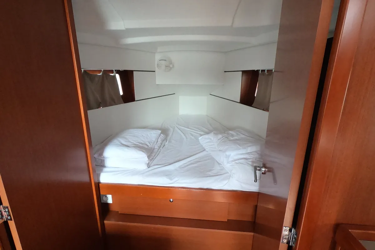 Cabin on Abeona, a Beneteau Oceanis 35.1 sailboat at Medulin, Croatia