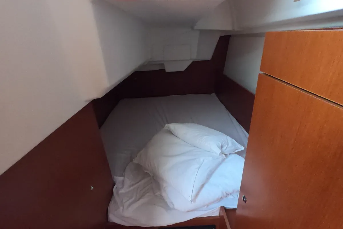Cabin on Abeona, a Beneteau Oceanis 35.1 sailboat at Medulin, Croatia