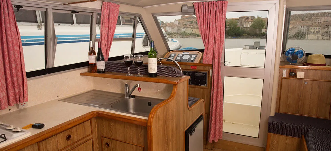 Galley of Cirrus A - Budget 5, a Cygnet Cirrus A motorboat at Portiragnes, France