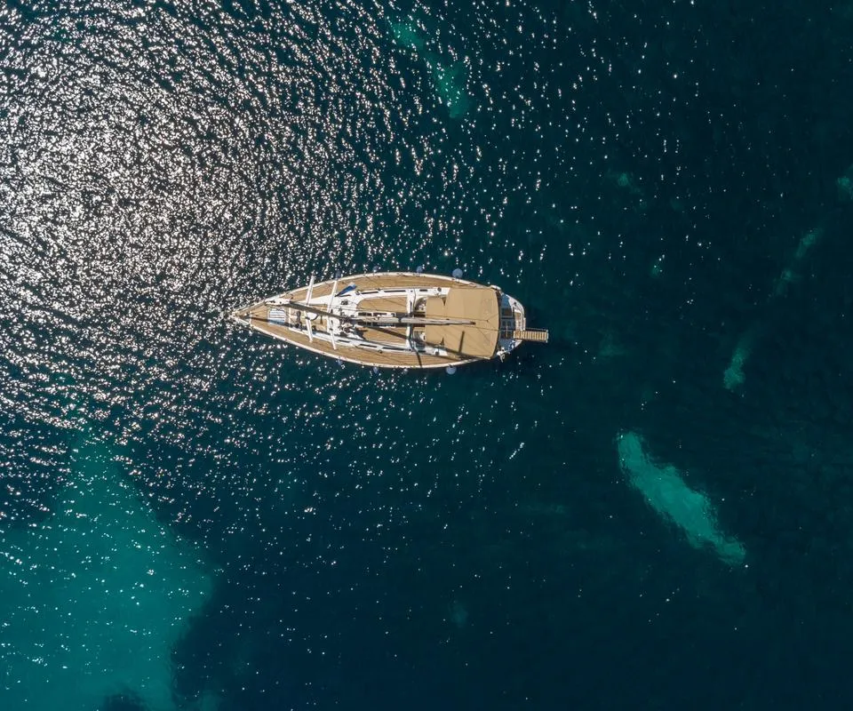 Exterior view of Stavros tou Notou, a Jeanneau 51 sailboat at Τροκαντερό, Greece