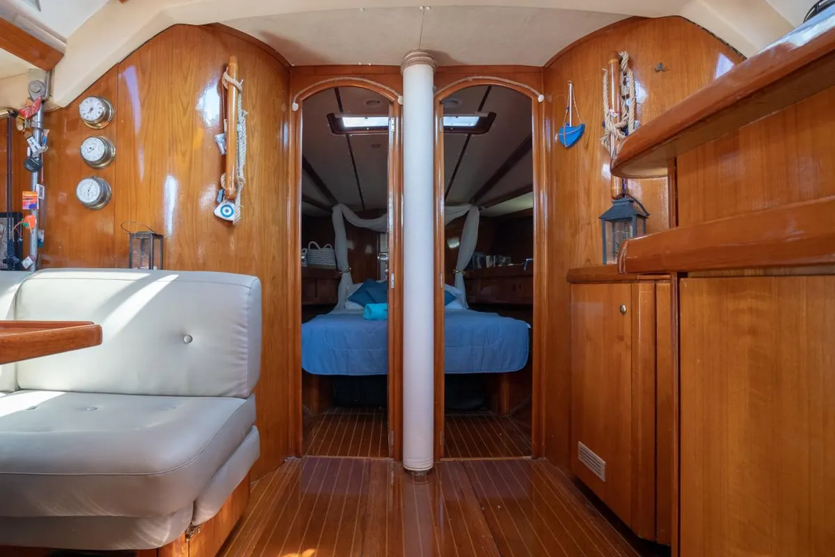 Salon of Stavros tou Notou, a Jeanneau 51 sailboat at Τροκαντερό, Greece