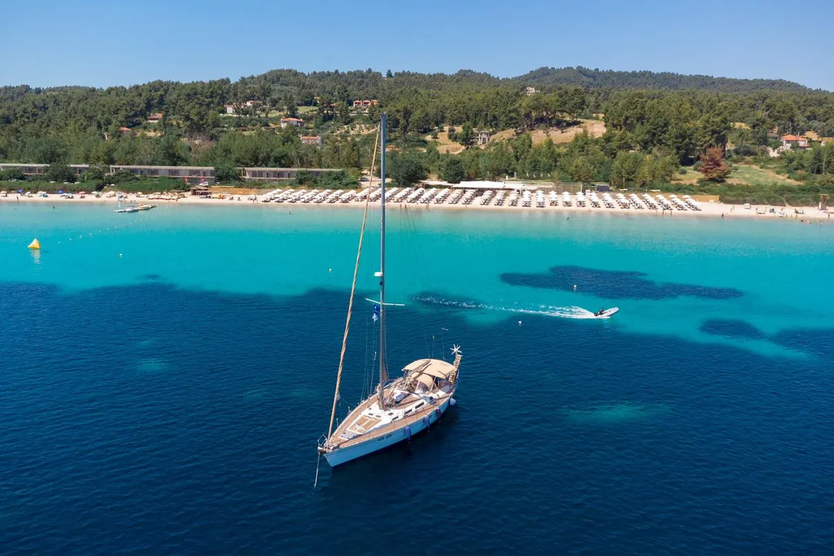 Exterior view of Stavros tou Notou, a Jeanneau 51 sailboat at Τροκαντερό, Greece