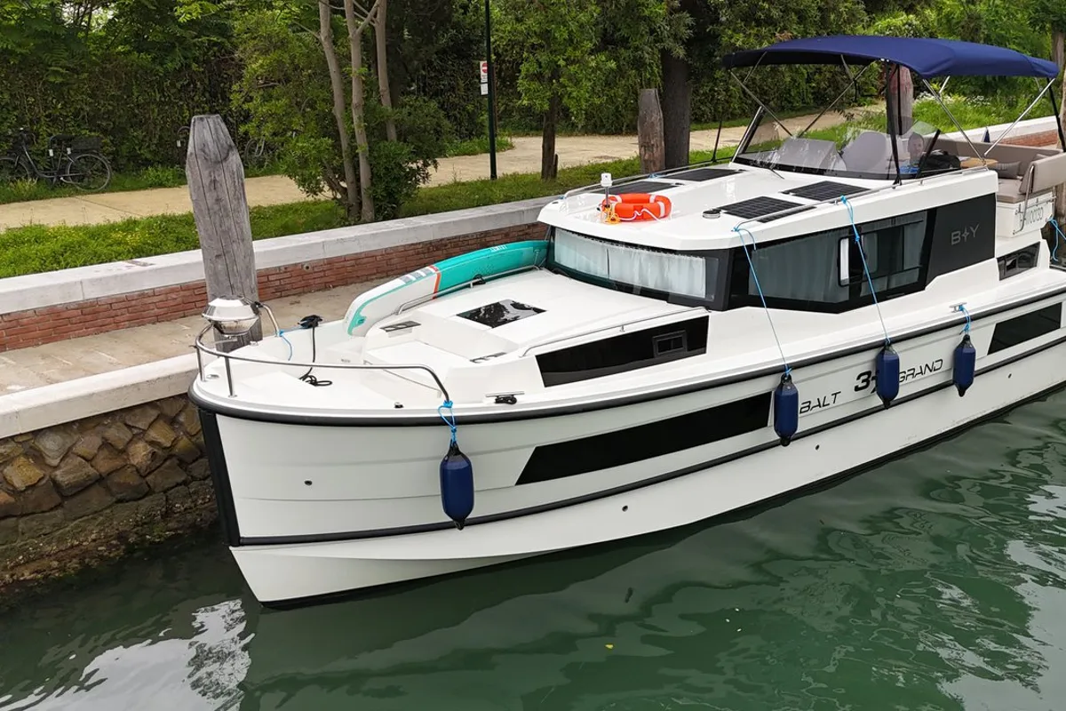 17, a Balt 37 Grand motor yacht at Casier, Italy