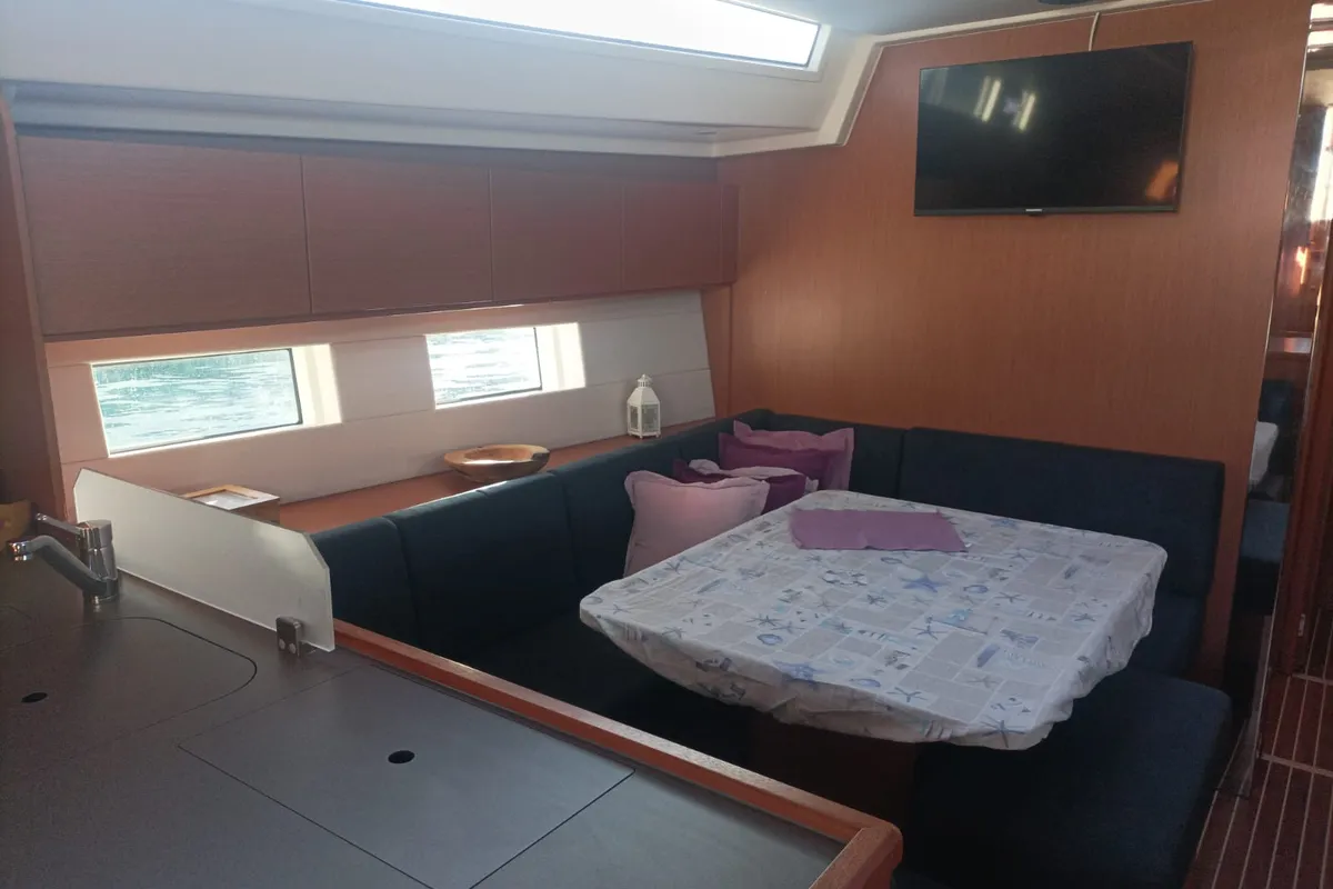 Salon of Roza Deflores 2, a Bavaria C50 sailboat at Split, Croatia