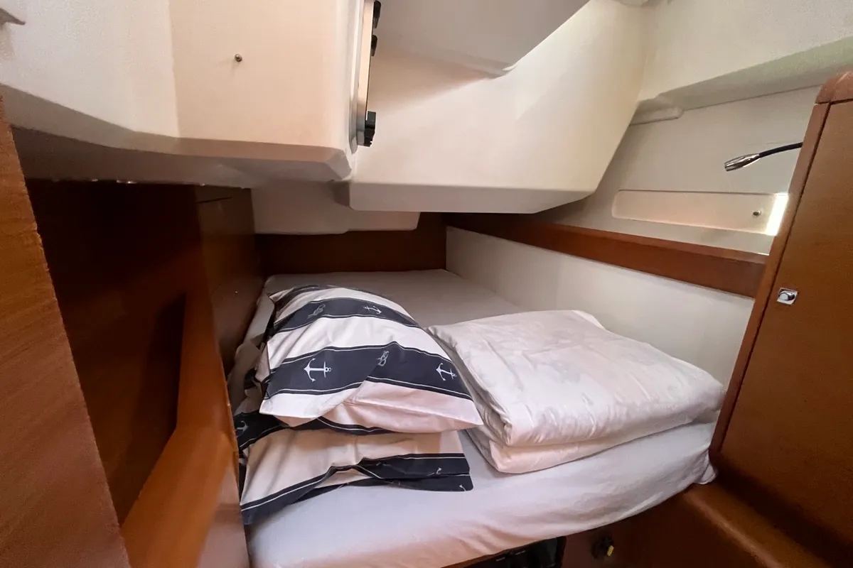 Cabin on BELUNA, a Jeanneau Sun Odyssey 479 sailboat at Općina Sukošan, Croatia