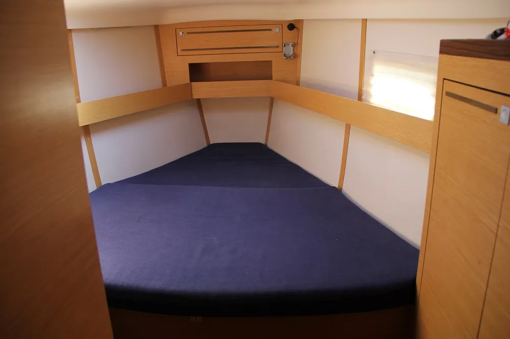 Cabin on Okea Iris, a Elan 444 Impression sailboat at Lavreotiki Municipal Unit, Greece