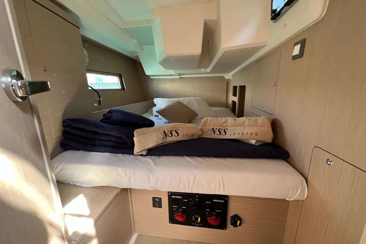 Cabin on Orione, a Beneteau Oceanis 46.1 sailboat at Rosignano Solvay, Italy