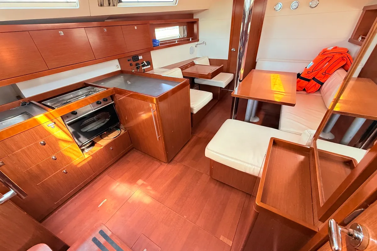 Salon of Sluničko, a Beneteau Oceanis 41 sailboat at Općina Sukošan, Croatia