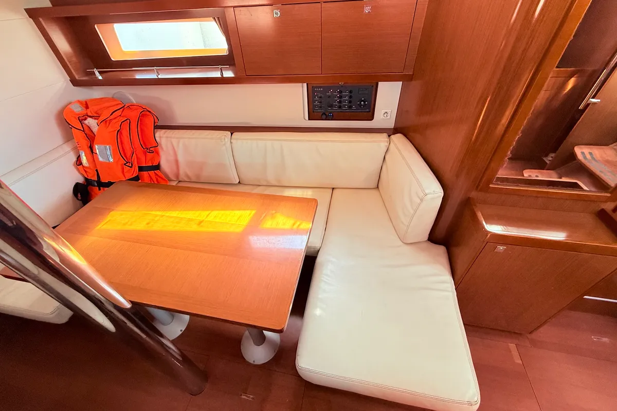 Salon of Sluničko, a Beneteau Oceanis 41 sailboat at Općina Sukošan, Croatia