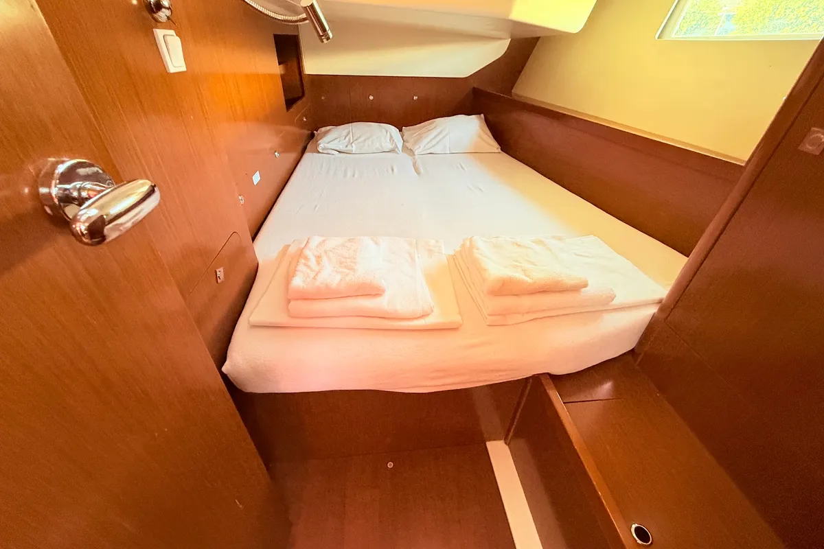 Cabin on Sluničko, a Beneteau Oceanis 41 sailboat at Općina Sukošan, Croatia