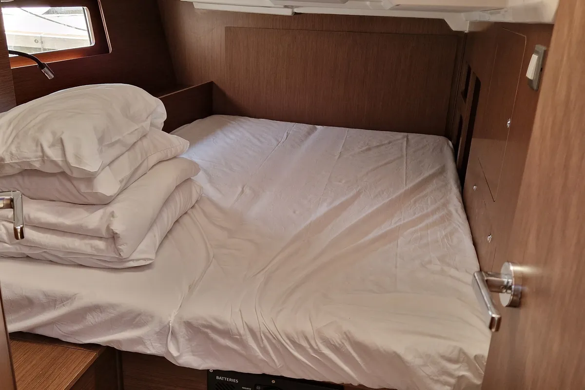 Cabin on Luna, a Beneteau Oceanis 46.1 sailboat at Medulin, Croatia