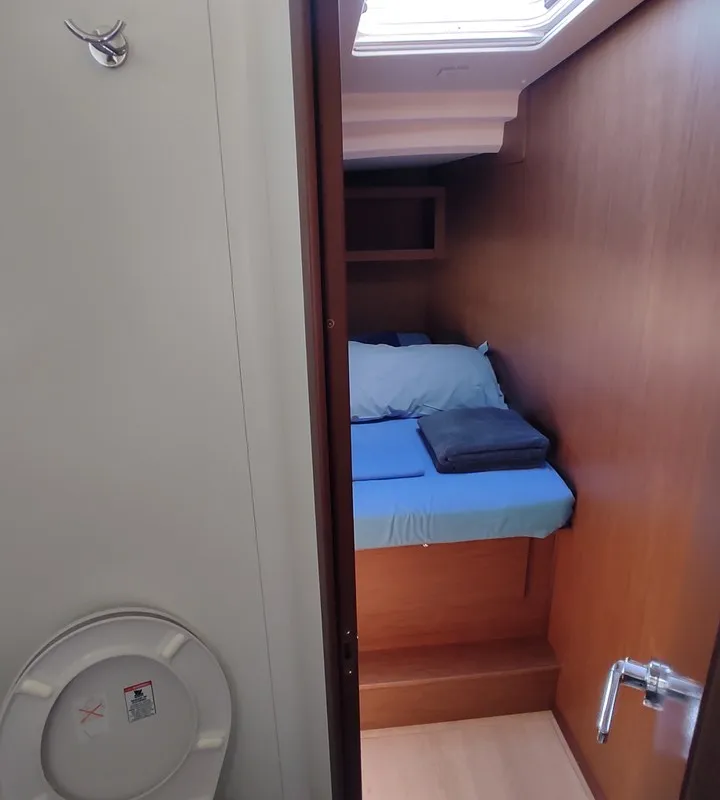 Cabin on Namaka, a Beneteau Oceanis 46.1 sailboat at Tonnarella, Italy