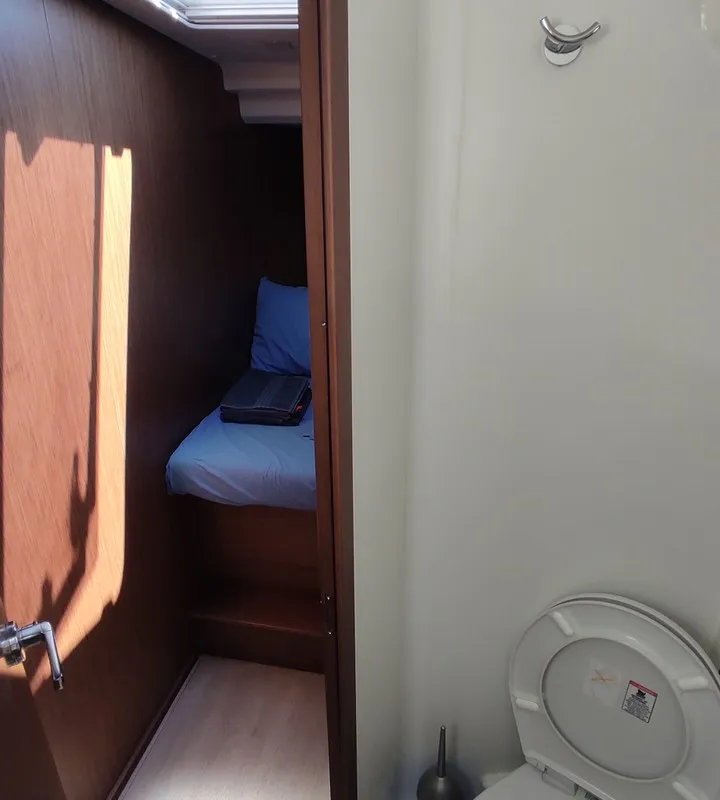 Cabin on Namaka, a Beneteau Oceanis 46.1 sailboat at Tonnarella, Italy