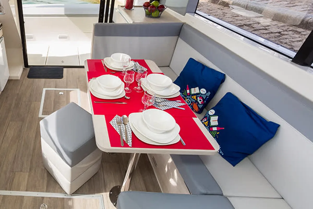Salon of Horizon 1 - Premier 47, a Cygnet Horizon 1 motorboat at Homps, France