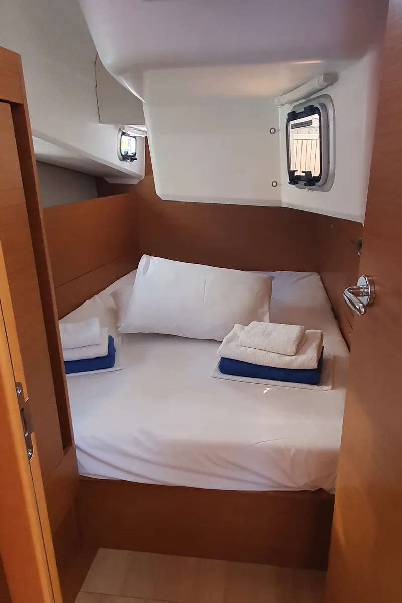 Cabin on Kymothoe, a Jeanneau Sun Odyssey 410 sailboat at Volos Municipality, Greece