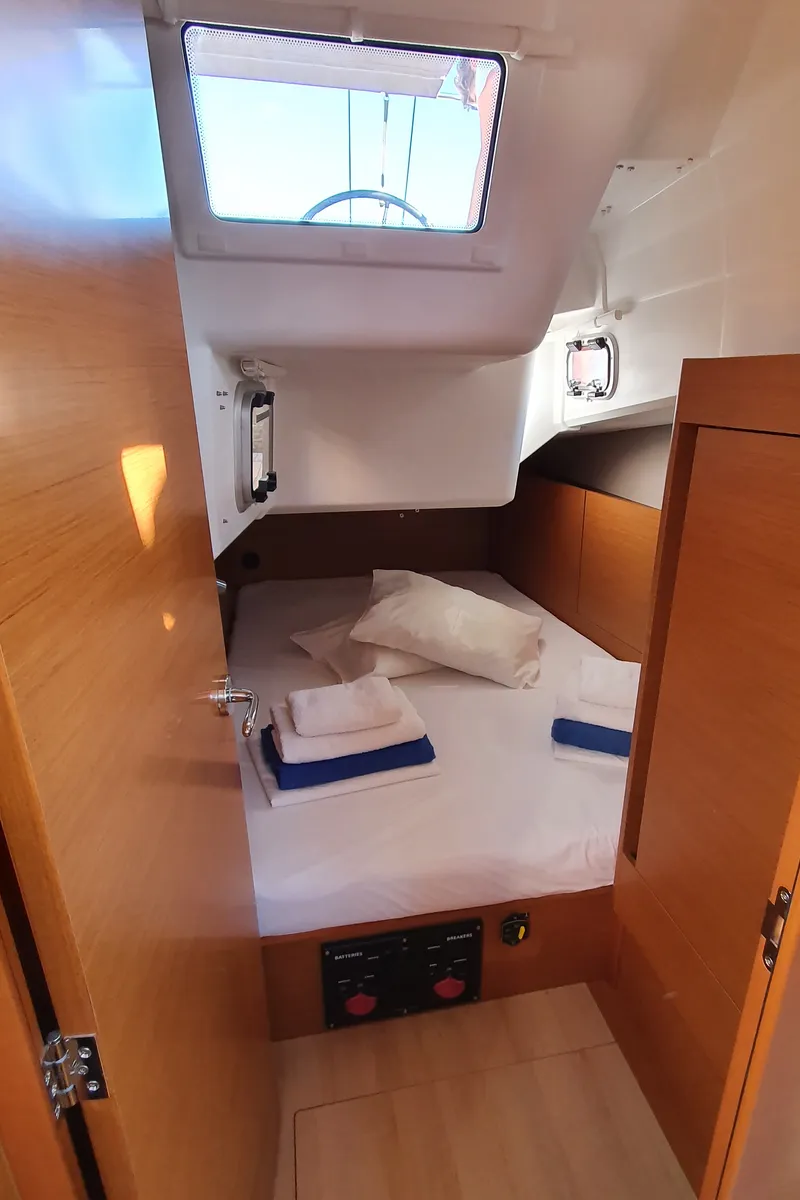 Salon of Kymothoe, a Jeanneau Sun Odyssey 410 sailboat at Volos Municipality, Greece