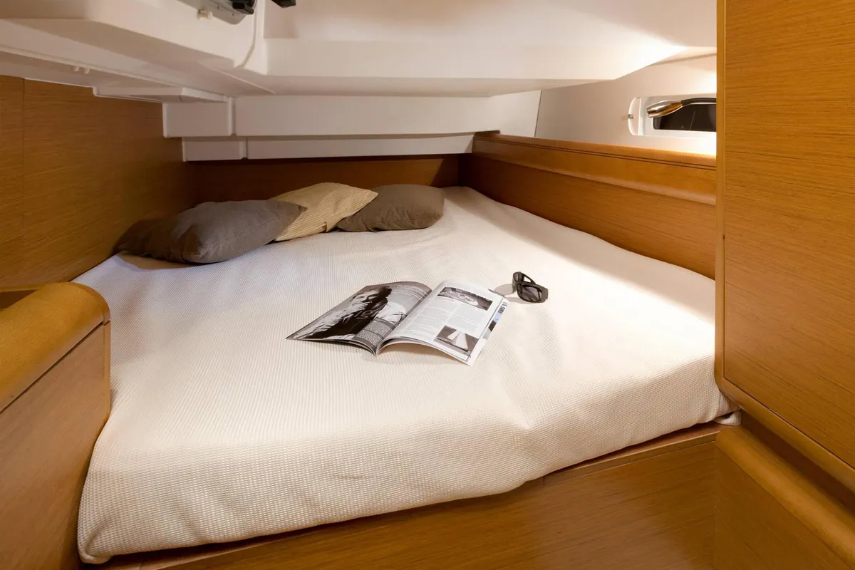 Cabin on Kinthia, a Jeanneau Sun Odyssey 419 sailboat at Thessaloniki, Greece