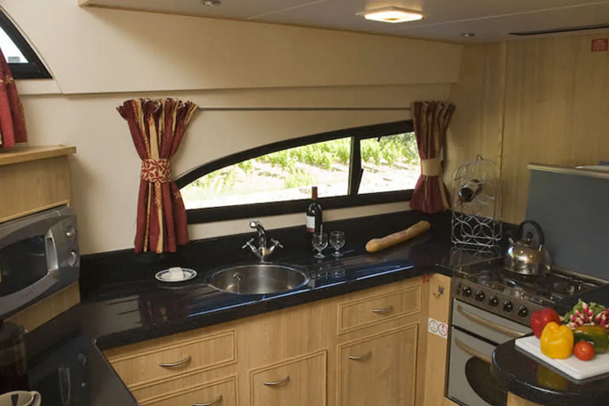 Galley of Royal Mystique B - Comfort Plus 3, a Cygnet Royal Mystique motorboat at Trèbes, France