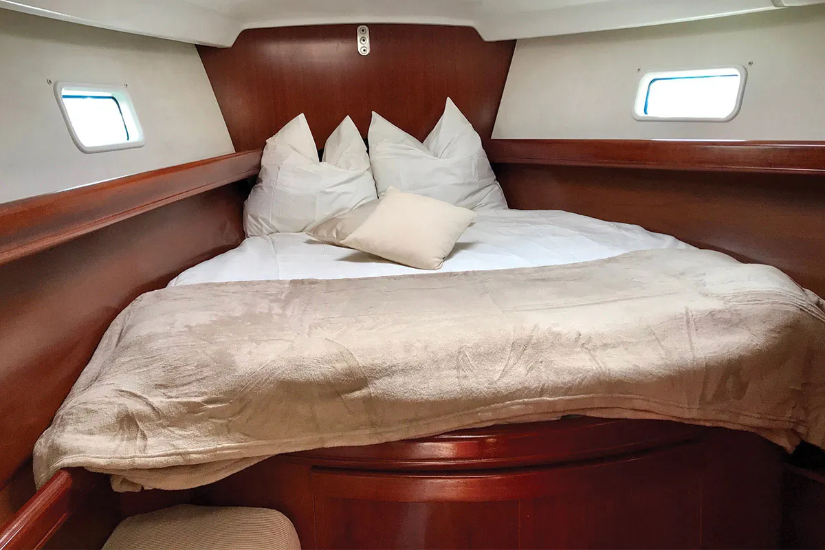 Cabin on L'Alliance, a Beneteau Oceanis 423 sailboat at Hyères, France