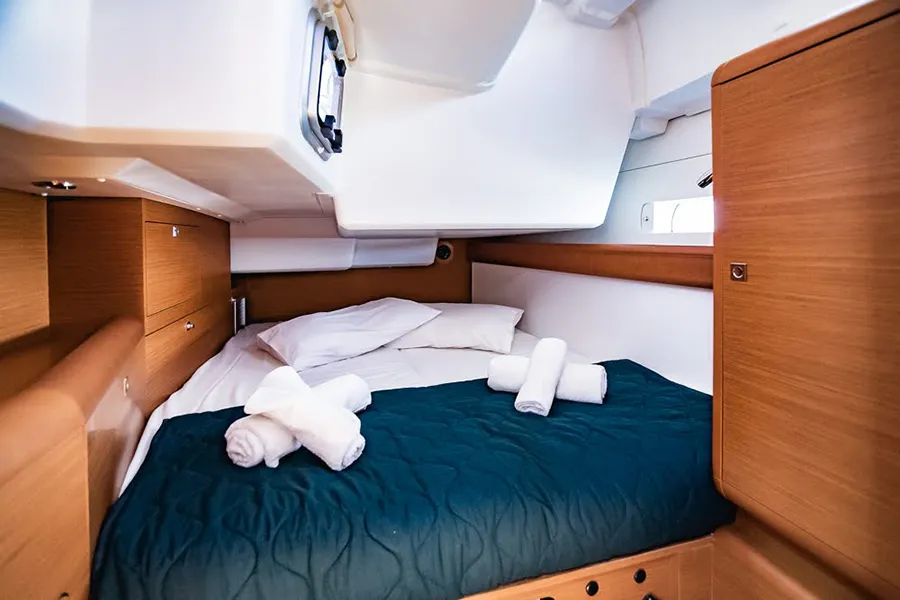 Cabin on Pinta, a Jeanneau Sun Odyssey 519 sailboat at Parikia, Greece