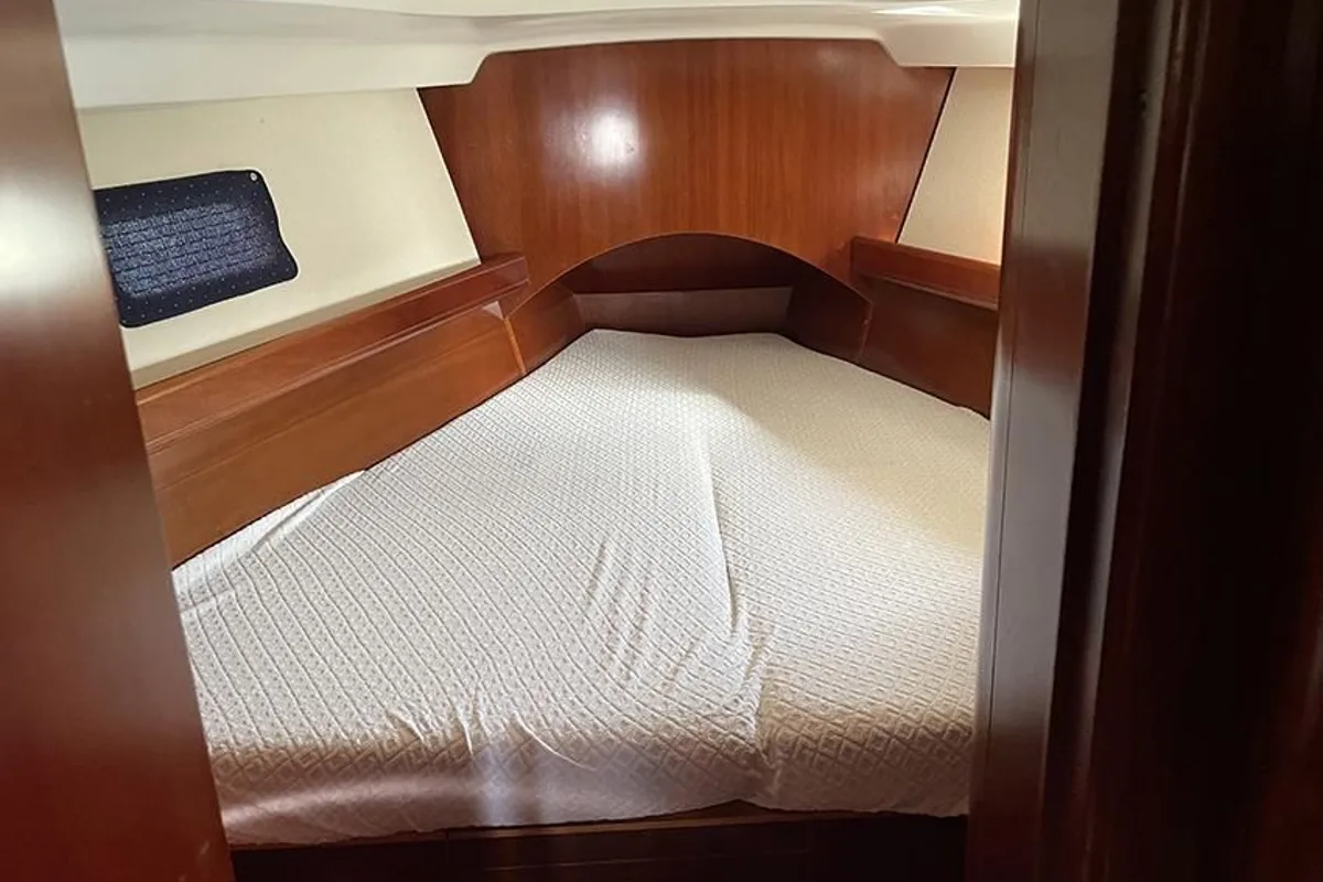 Cabin on Jazz and Blues, a Beneteau Oceanis 423 sailboat at Nettuno, Italy
