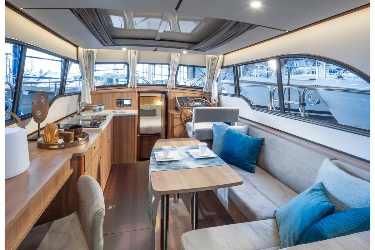 Salon of Isolde, a Linssen Grand Sturdy 29.9 Sedan motor yacht at Werder (Havel), Germany