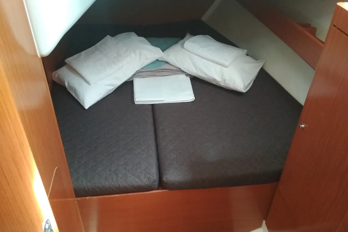 Cabin on Barbera, a Beneteau Cyclades 43.4 sailboat at Volos, Greece