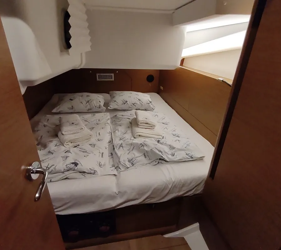 Cabin on Habibi, a Jeanneau Sun Odyssey 440 sailboat at Split, Croatia