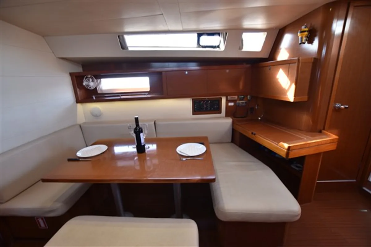 Salon of Chilli Pepper, a Beneteau Oceanis 45 sailboat at Volos, Greece