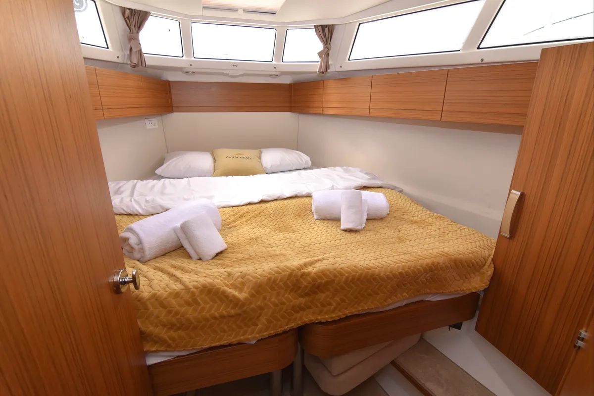Cabin on Dalen, a Greenline 33 motor yacht at Porsgrunn, Norway